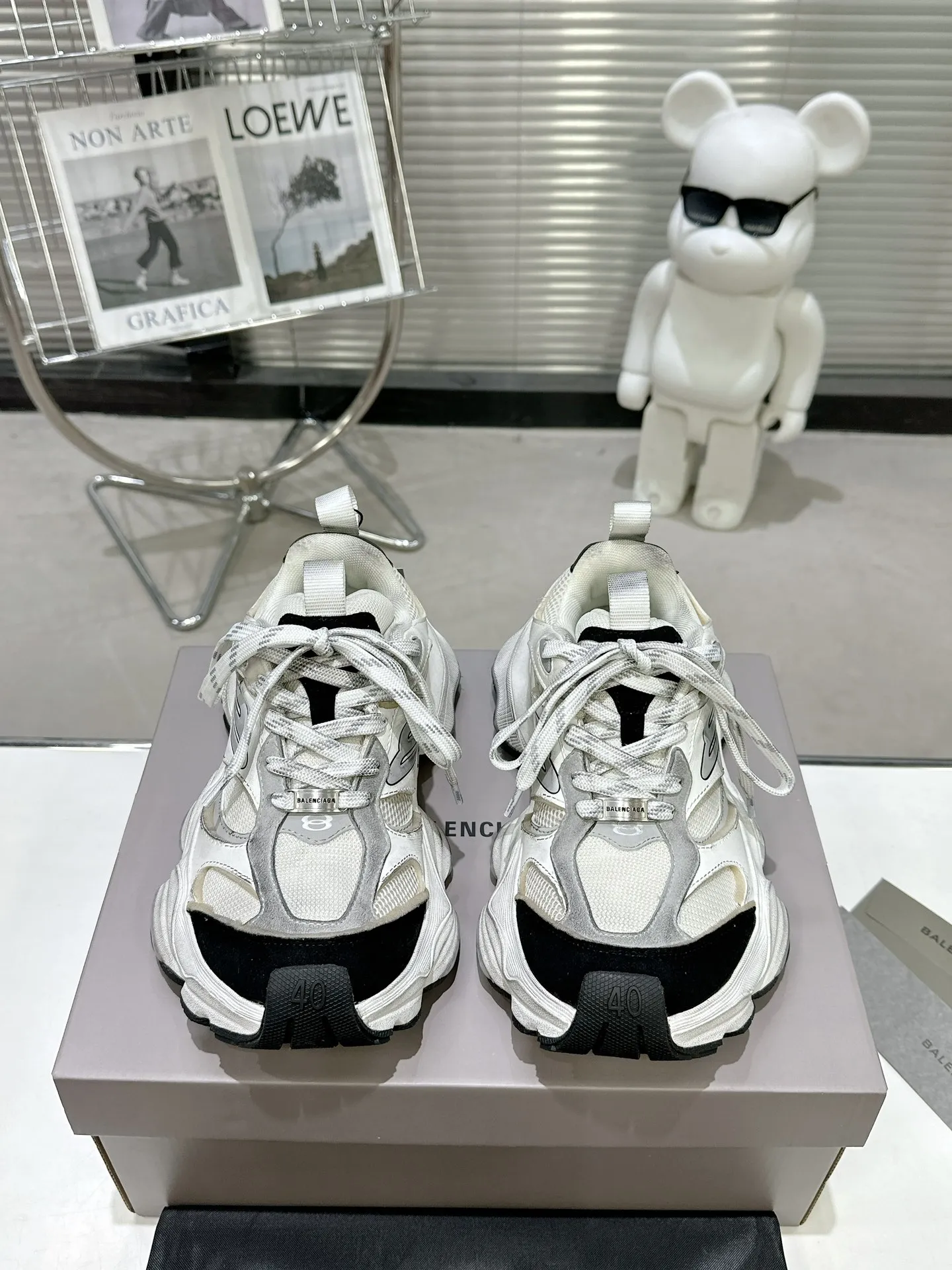 👟👟Ex-factory price 900👟👟 Balenciaga SUMMER 24 Cargo Sneaker Global Limited Edition (JDL) top version super hot! The ultimate secret of 6XL. With the release of Balenciaga's summer 24 series, the 6XL sneakers worn by Liu Haoran on the show once again became a fashion talking point. As soon as the show ended, many bloggers posted reviews of these shoes and comparisons with the 3XL. Looking closely at the whole shoe, there is a larger variant of the "B" logo and a smaller bright yellow as embellishment. The upper material is still normal leather + mesh. All pairs of original materials. Number of yards: 35-45 yards.